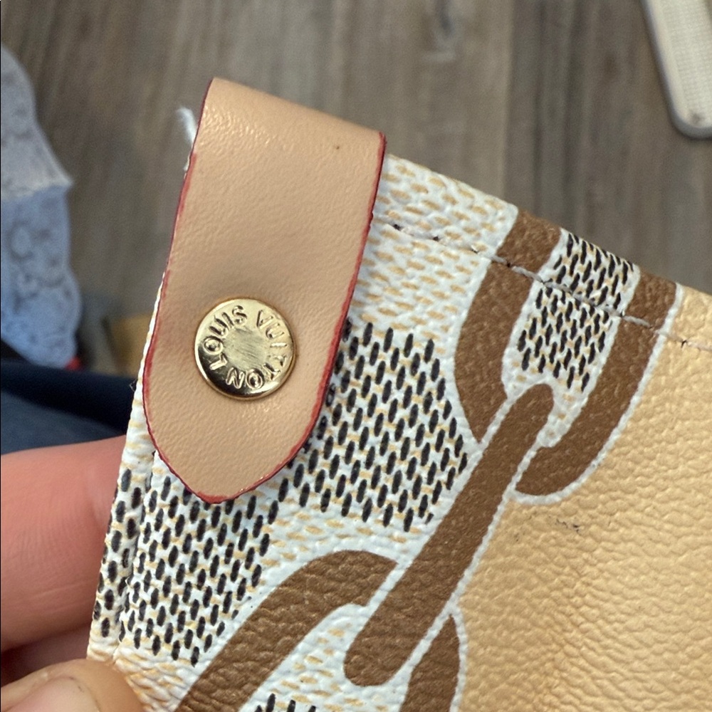 Louis Vuitton OnTheGo MM - Picture 11 of 16